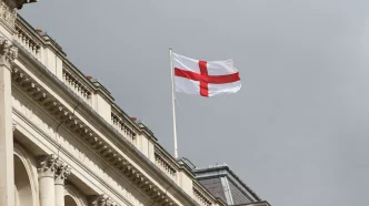 candidatos latinos Londres y bandera de Inglaterra en edificio institucional
