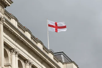 candidatos latinos Londres y bandera de Inglaterra en edificio institucional