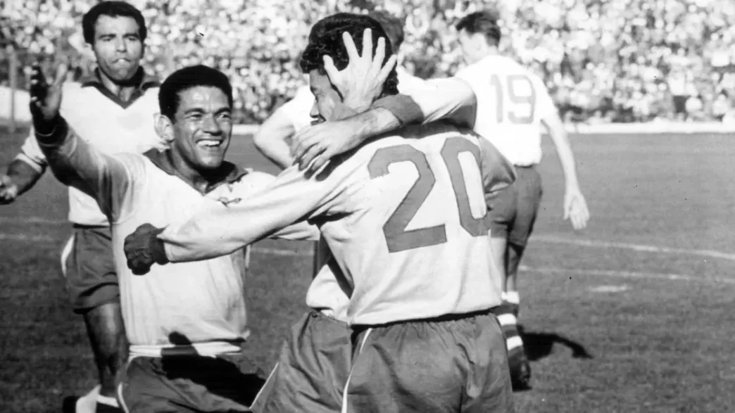 Historia Mundial 1962 con jugadores de Brasil celebrando durante el Mundial de Chile liderados por Garrincha.