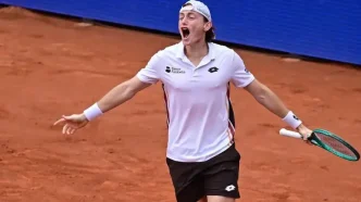 Ignacio Buse campeón Hamburgo celebra su victoria en la final del ATP 500 de Alemania ante Tommy Paul.