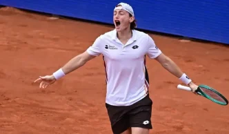 Ignacio Buse campeón Hamburgo celebra su victoria en la final del ATP 500 de Alemania ante Tommy Paul.