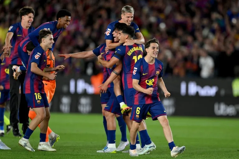 Jóvenes futbolistas del Barcelona campeón 2026 celebran la victoria en el Camp Nou.