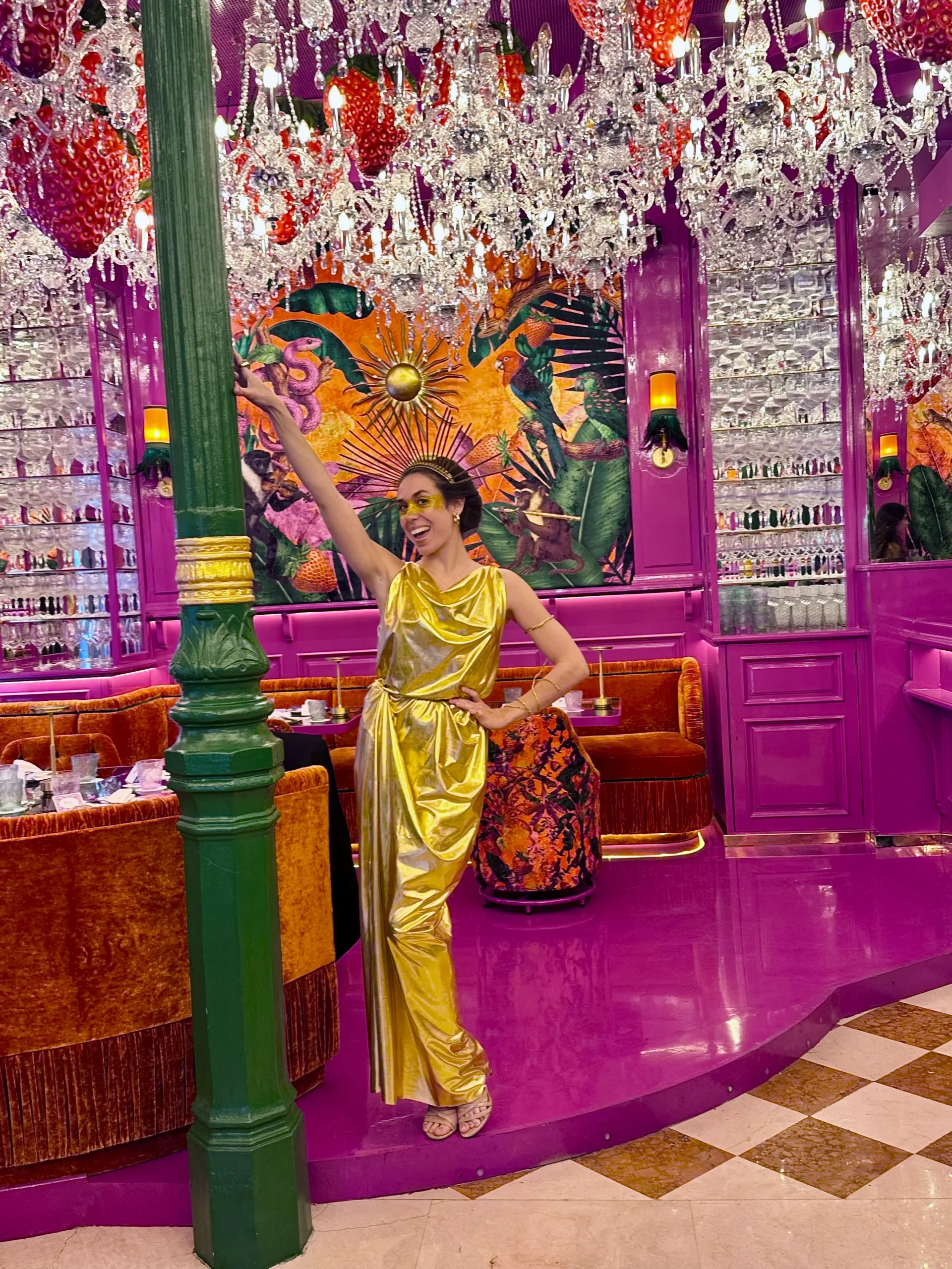 Salón de los Reflejos en Victoria by Rosi La Loca durante una ruta gastronómica Madrid.