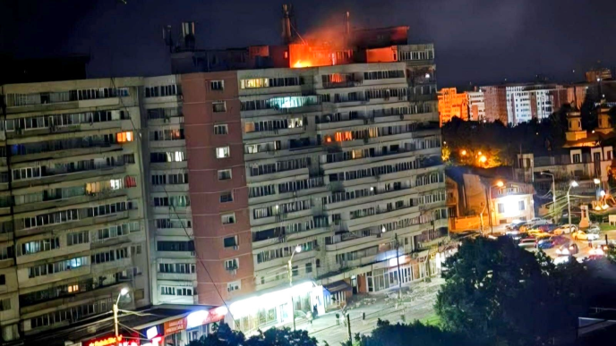 Edificio residencial en llamas en Galati, Rumanía, tras el impacto de drones rusos en territorio de la OTAN el 29 de mayo de 2026