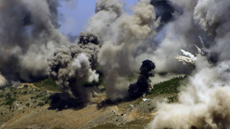 Columnas de humo tras los intensos bombardeos en Líbano en zonas cercanas a áreas residenciales.