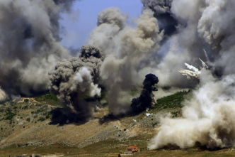 Columnas de humo tras los intensos bombardeos en Líbano en zonas cercanas a áreas residenciales.
