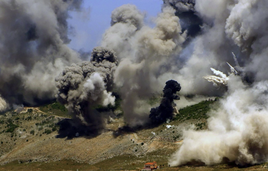 Columnas de humo tras los intensos bombardeos en Líbano en zonas cercanas a áreas residenciales.