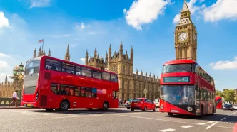Tarifa Weekend Hopper con autobuses rojos circulando frente al Big Ben en Londres.