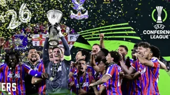 Jugadores del Crystal Palace campeón Conference League 2026 celebrando la entrega del trofeo.