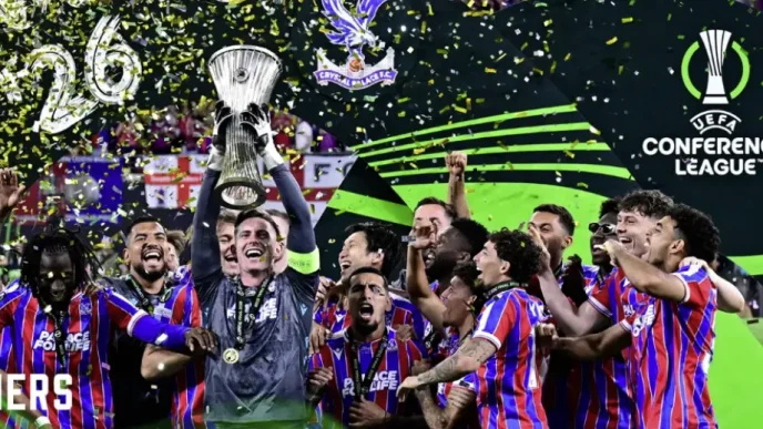 Jugadores del Crystal Palace campeón Conference League 2026 celebrando la entrega del trofeo.