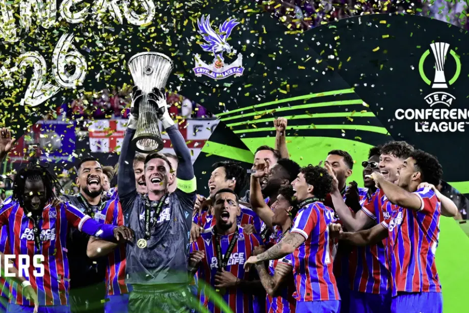 Jugadores del Crystal Palace campeón Conference League 2026 celebrando la entrega del trofeo.