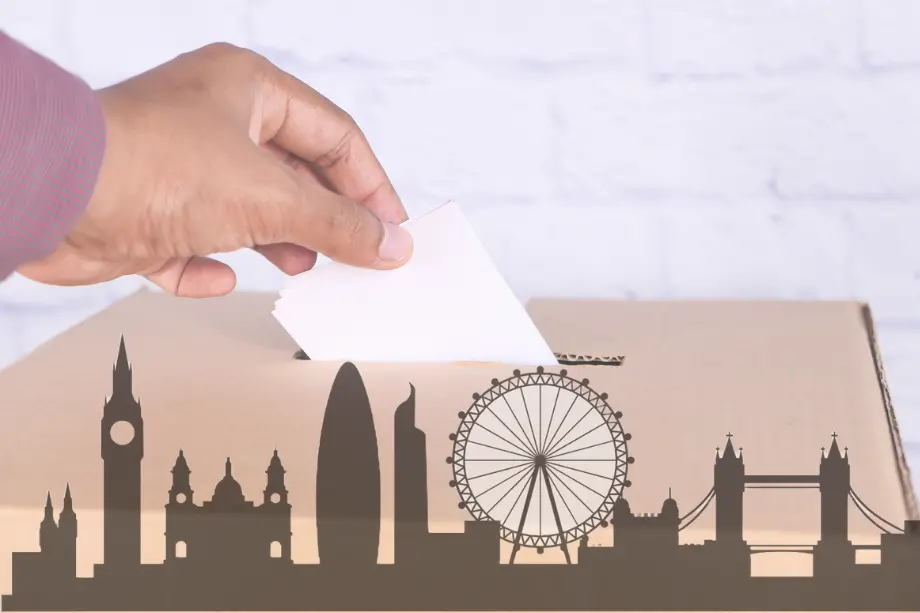Elecciones Londres votante depositando papeleta en urna con skyline de la ciudad