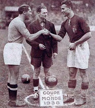 Historia Mundial 1938 con los capitanes de Italia y Hungría antes de la final disputada en Francia.