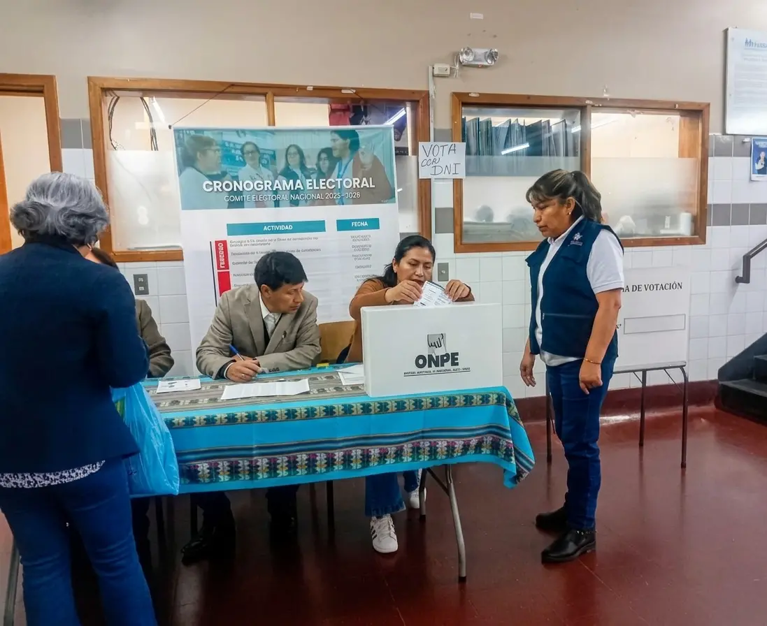 voto peruano en Europa en mesa electoral de la ONPE durante elecciones en el extranjero