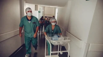 Personal sanitario trabajando en un hospital durante el contexto de la huelga de médicos en el Reino Unido.