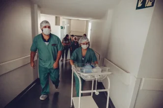 Personal sanitario trabajando en un hospital durante el contexto de la huelga de médicos en el Reino Unido.