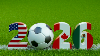 Logotipo del Mundial 2026 con las banderas de EE.UU., Canadá y México, en el contexto de la investigación a la FIFA por la venta de entradas a precios abusivos