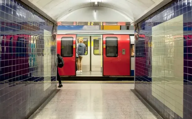Pasajeros sufriendo el calor metro Londres en una de las líneas más profundas del sistema.
