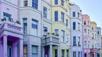 Turismo en Londres con las coloridas casas del barrio de Notting Hill durante la primavera.