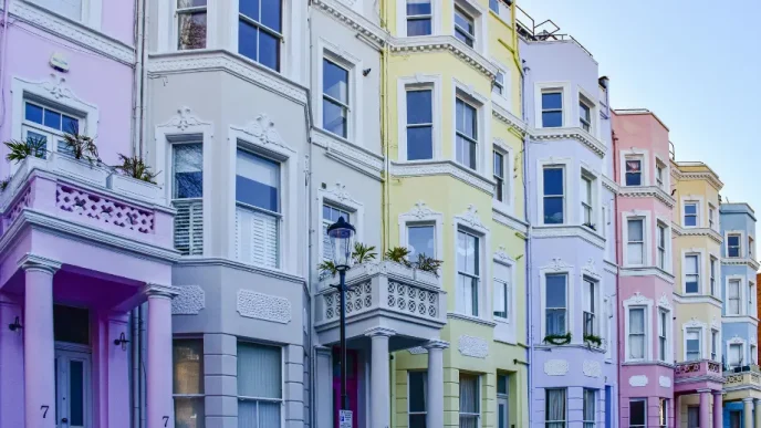 Turismo en Londres con las coloridas casas del barrio de Notting Hill durante la primavera.