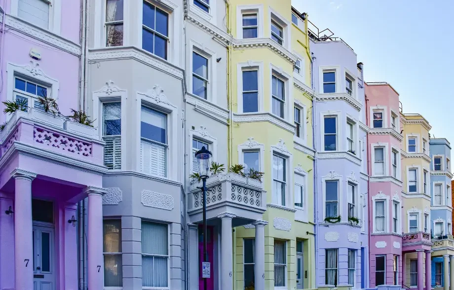 Turismo en Londres con las coloridas casas del barrio de Notting Hill durante la primavera.