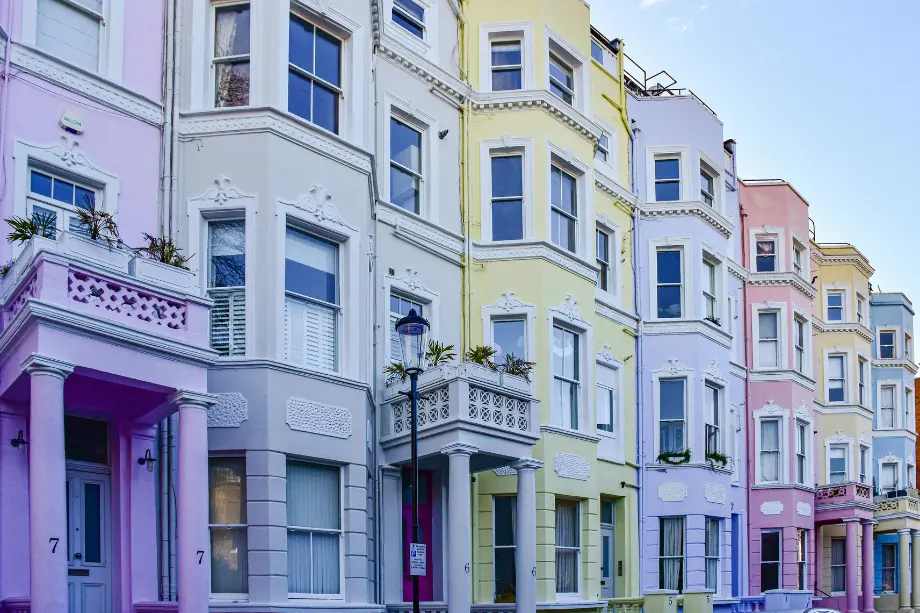 Turismo en Londres con las coloridas casas del barrio de Notting Hill durante la primavera.
