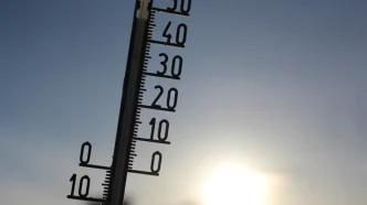 Termómetro marcando temperaturas extremas bajo el sol de España, ilustrando la ola de calor España 2026 y sus consecuencias en la salud pública