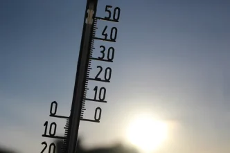 Termómetro marcando temperaturas extremas bajo el sol de España, ilustrando la ola de calor España 2026 y sus consecuencias en la salud pública