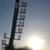 Termómetro marcando temperaturas extremas bajo el sol de España, ilustrando la ola de calor España 2026 y sus consecuencias en la salud pública