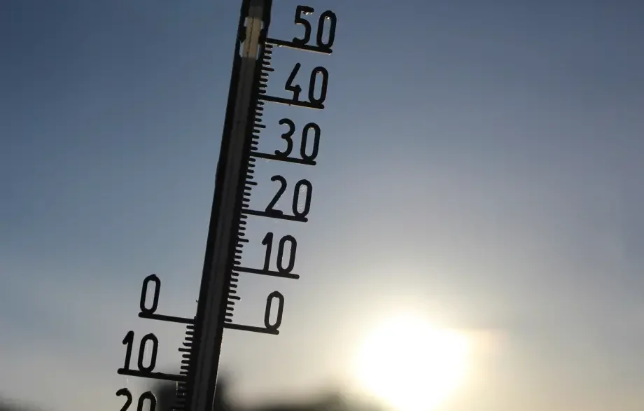 Termómetro marcando temperaturas extremas bajo el sol de España, ilustrando la ola de calor España 2026 y sus consecuencias en la salud pública