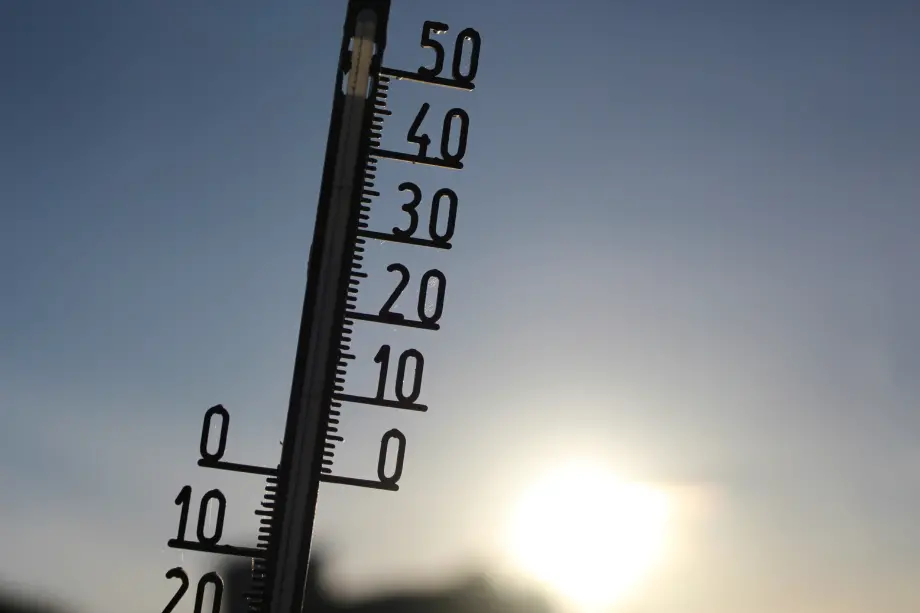 Termómetro marcando temperaturas extremas bajo el sol de España, ilustrando la ola de calor España 2026 y sus consecuencias en la salud pública