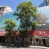 Sede del PSOE en la calle Ferraz de Madrid con pancarta “No a la corrupción” y gran cartel publicitario del partido durante obras en la fachada