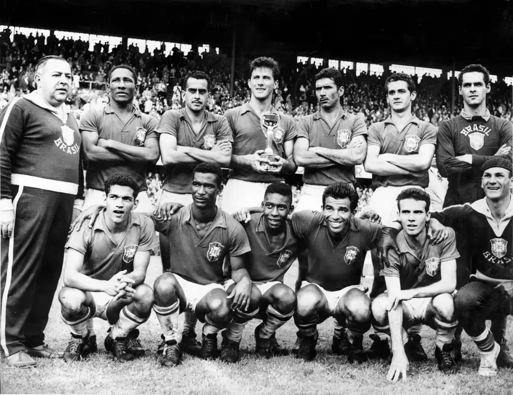 Historia Mundial 1958 con la selección de Brasil celebrando el título conquistado en Suecia junto al joven Pelé.