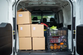 Transporte de alimentos en furgoneta tras el nuevo acuerdo comercial que ofrece ayuda para elegir la frase clave objetivo perfecta en estrategias de exportación.