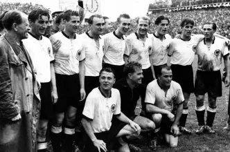 Historia Mundial 1954 con Alemania Federal celebrando el título tras vencer a Hungría en la final de Berna.