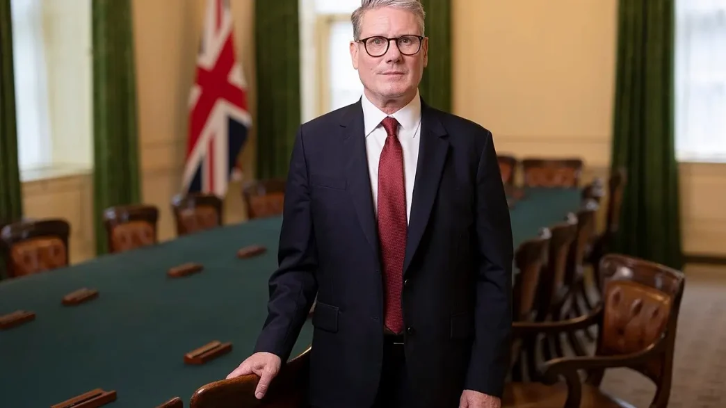 Crisis de liderazgo de Keir Starmer tras la derrota electoral del Partido Laborista en Reino Unido.