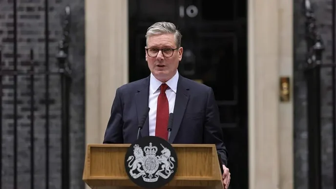 Keir Starmer durante una declaración oficial en Downing Street en medio de la crisis Gobierno Starmer.