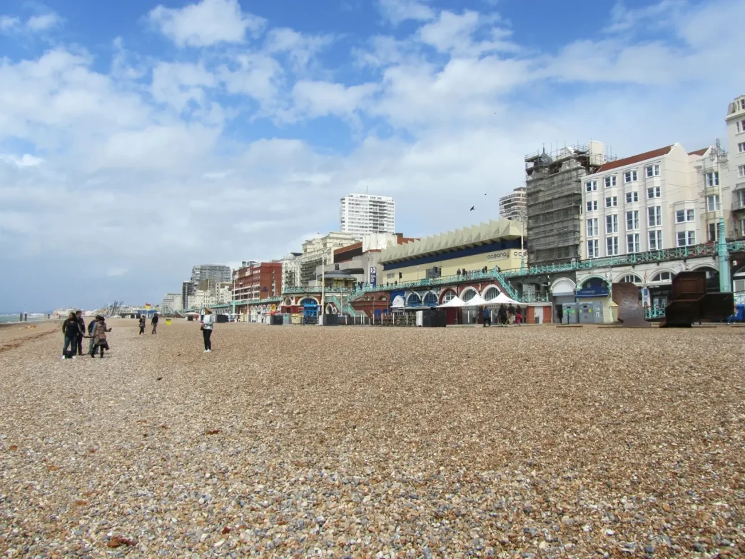 Muertas en Brighton Beach y vista de la playa donde fueron halladas tres jóvenes en el sur de Inglaterra.