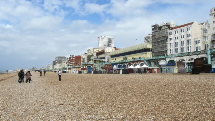 Muertas en Brighton Beach y vista de la playa donde fueron halladas tres jóvenes en el sur de Inglaterra.
