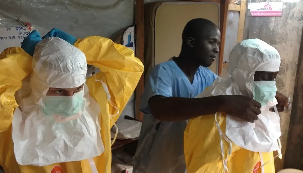 Personal sanitario utiliza trajes de protección durante la crisis por ébola en Congo en un centro médico.