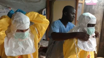 Personal sanitario utiliza trajes de protección durante la crisis por ébola en Congo en un centro médico.