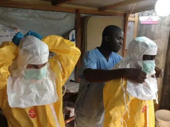 Personal sanitario utiliza trajes de protección durante la crisis por ébola en Congo en un centro médico.