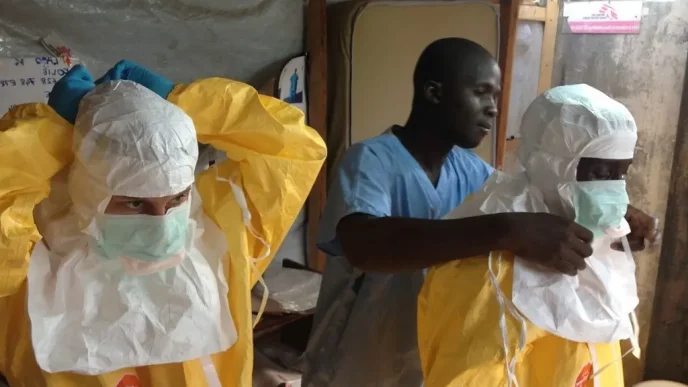 Personal sanitario utiliza trajes de protección durante la crisis por ébola en Congo en un centro médico.