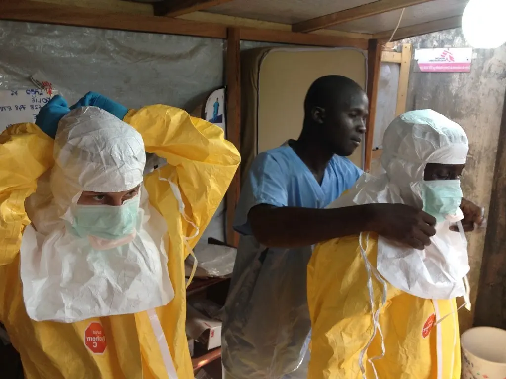 Personal sanitario utiliza trajes de protección durante la crisis por ébola en Congo en un centro médico.