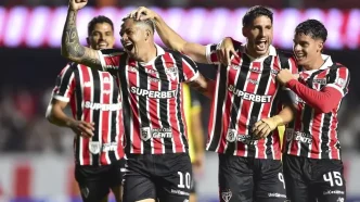 Jugadores celebrando un gol durante un partido clave en la fase de grupos de la Copa Libertadores y Copa Sudamericana 2026.