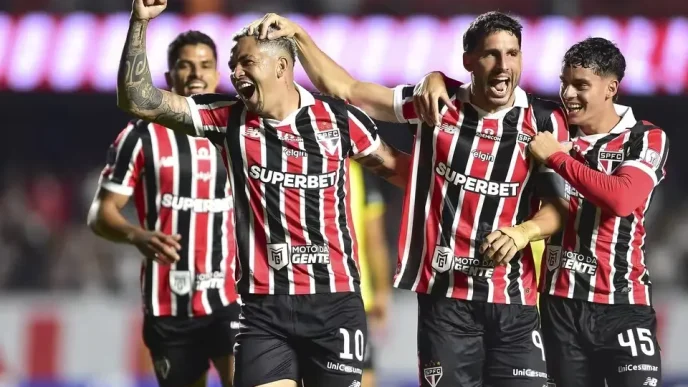Jugadores celebrando un gol durante un partido clave en la fase de grupos de la Copa Libertadores y Copa Sudamericana 2026.