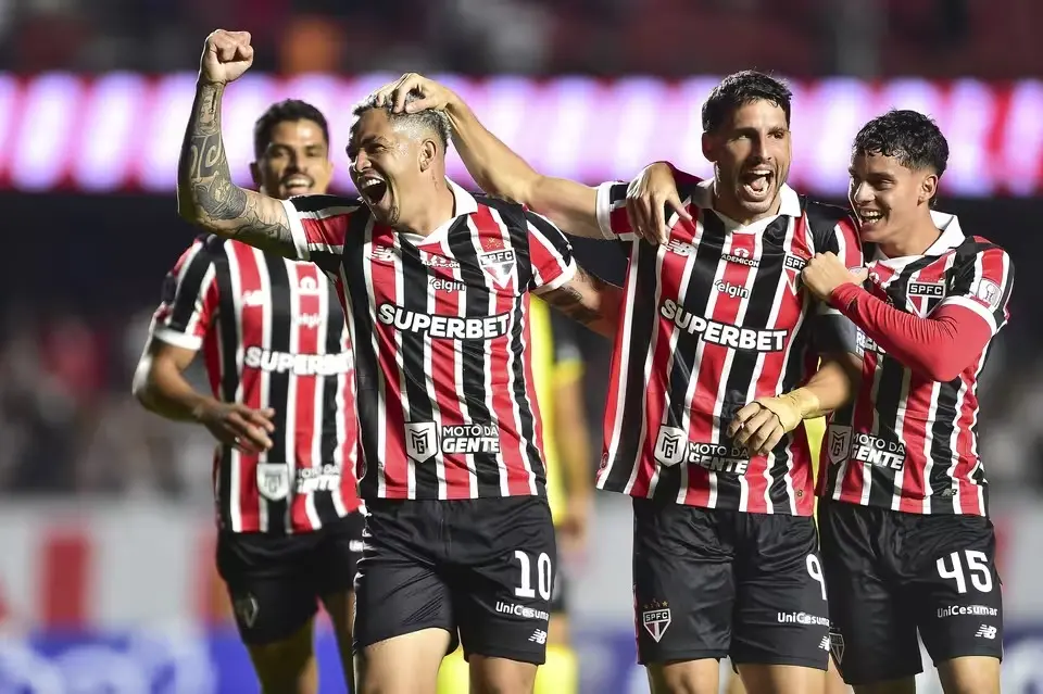 Jugadores celebrando un gol durante un partido clave en la fase de grupos de la Copa Libertadores y Copa Sudamericana 2026.