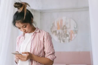 Niños digitales y el uso temprano del teléfono móvil bajo supervisión de los padres.