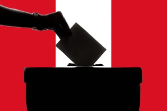 voto peruano en Europa representado con urna y bandera del Perú