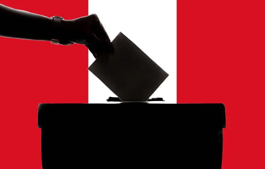 voto peruano en Europa representado con urna y bandera del Perú